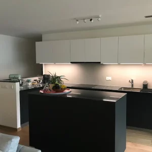 Transformation et réaménagement d’une cuisine à Gland avec BBG, avec accompagnement en conseils et suivi de travaux par Living Edit. Résultat après rénovation.